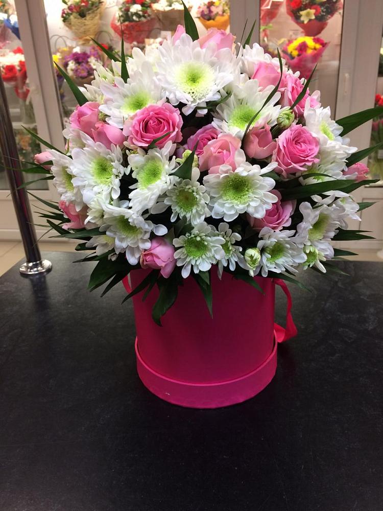 Цветочная композиция из Розы и Хризантемы в шляпной коробке в Верхний Услон